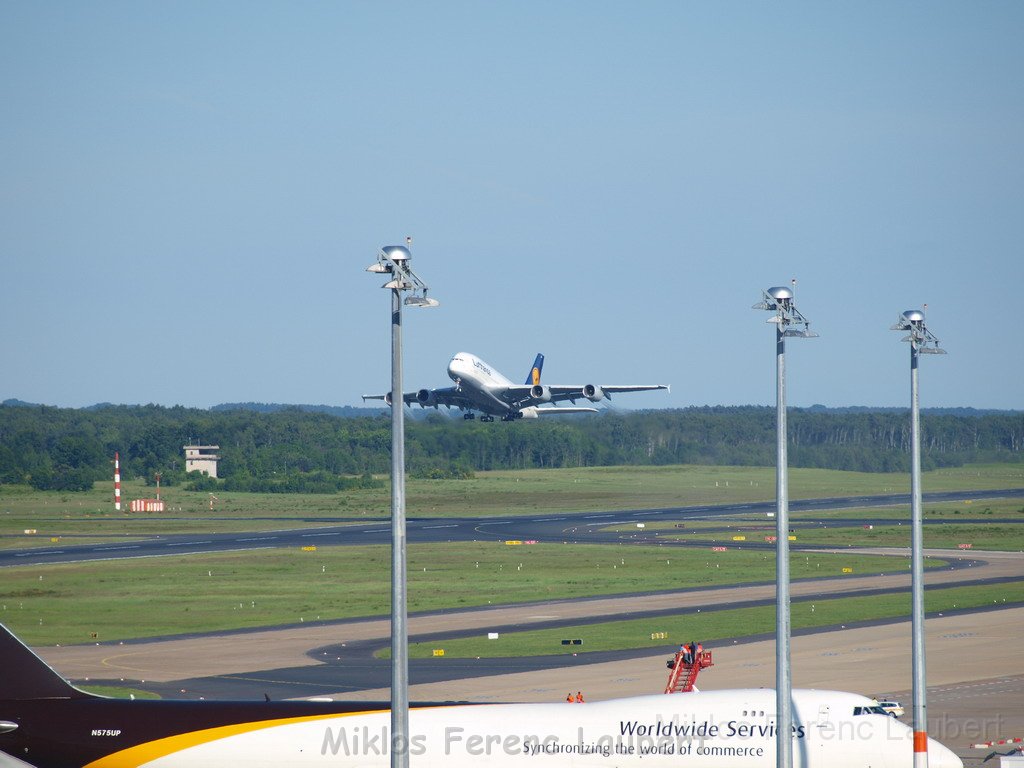 Lufthansa Airbus A 380 zu Besuch Flughafen Koeln Bonn P088.JPG